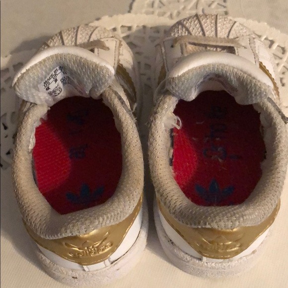 ADIDAS GOLD AND WHITE SUPERSTAR BABY SHOES 4K - Picture 5 of 8